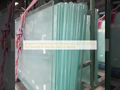 बालकनी के लिए उपयोग किए जाने वाले बैलेस्टर और 304 316 स्टेनलेस स्टील हैंडरेल एक्सेसरीज़ के साथ टेम्पर्ड फ्रॉस्टेड ग्लास